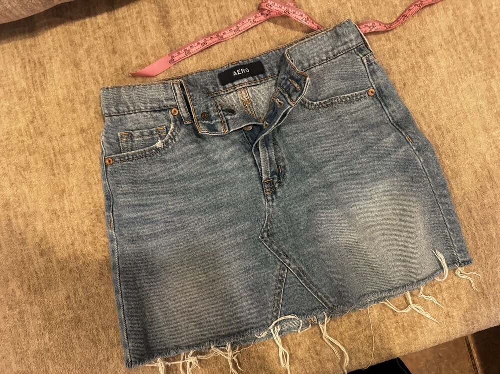 Aeropostale AERO Blue Light Wash Denim Mini Skirt with Raw Frayed Hem Size 2